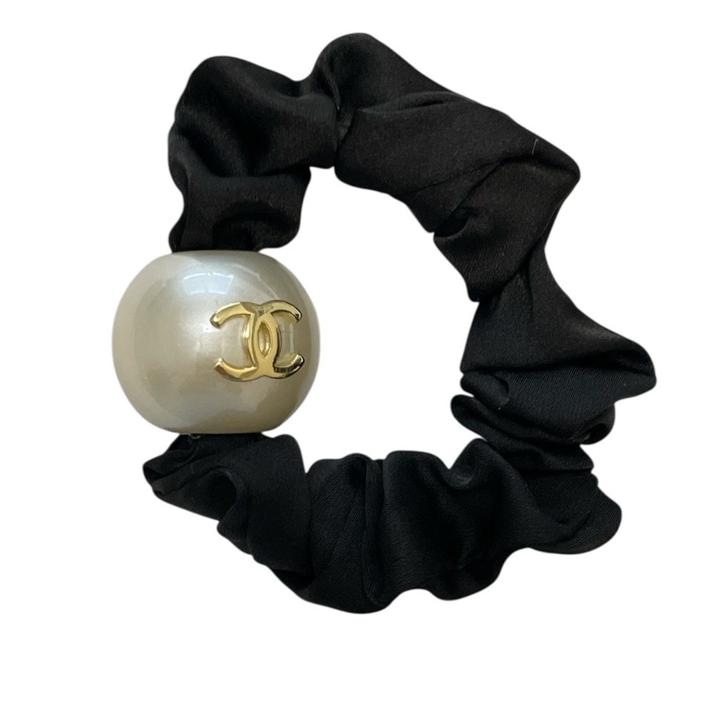 Chanel Beauté Black Scrunchie Faux Pearl Gold CC Accent GWP NIB - Picture 4 of 8